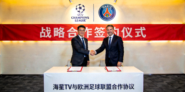海星TV与欧洲足球联盟签约仪式，双方代表握手