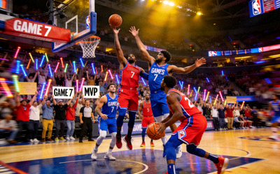 NBA季后赛直播画面，球员激烈对抗与观众欢呼