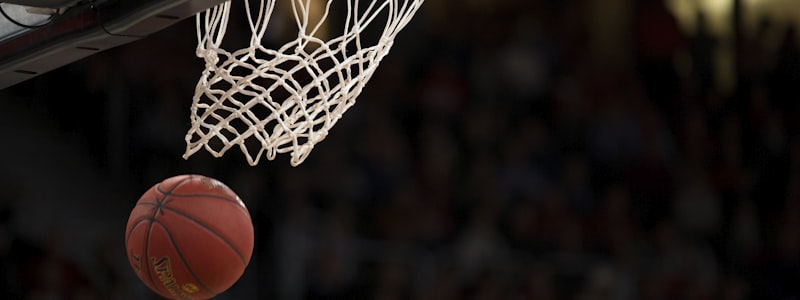 NBA篮球比赛现场，球员飞跃扣篮